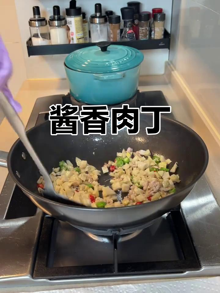 酱炒肉丁,姜蒜香气扑鼻!