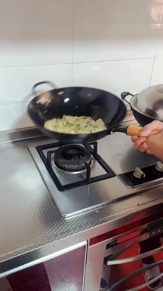 好香啊，大铁锅干煎馄饨