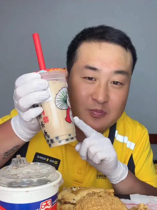 蜜雪冰城的奶茶,华莱士的喷射炸鸡,塔斯汀的汉堡
