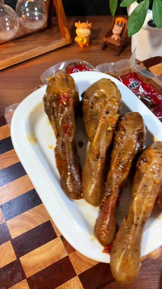 我和我老公最近夜宵的快乐,爱上了这个麻辣鸭头!麻辣鲜香超过瘾,现在这个价到手10个,姐妹们