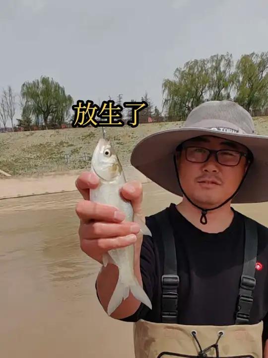 刚子一网打上鱼获不要了,随手一扔放生了给大家祈福