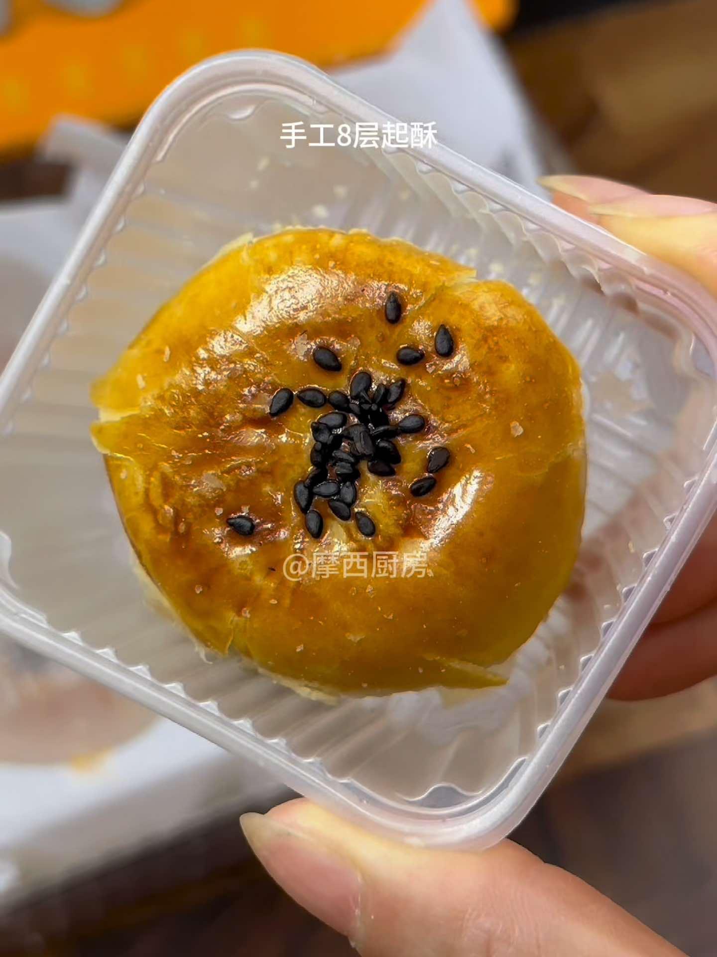 创作灵感 又是为蛋黄酥打call的一天!雪媚娘和蛋黄酥的碰撞,口感绵密,又酥又糯又能拉丝!
