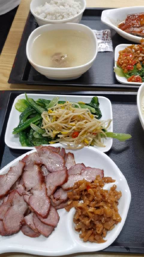 那天在机场和助理吃68一份儿的套餐我已经觉得比在北京吃李先生好了,今儿中午我们俩有菜有饭有