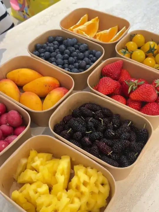 露营可以准备一些牛皮纸盒 洗好切好的水果蔬菜都可以放进去 拍个照发个圈真的太好看了