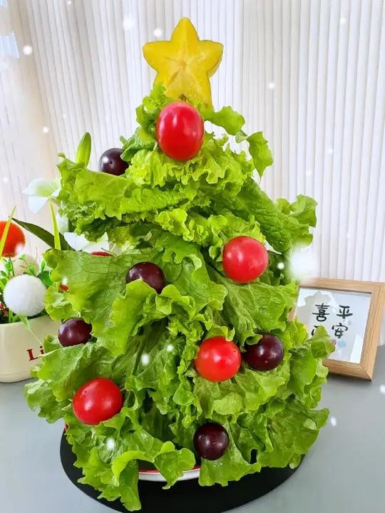用生菜做一棵漂亮的圣诞“升财”树吧～好看又好吃 亲子手工圣诞手工蔬菜摆盘创意手工圣诞树