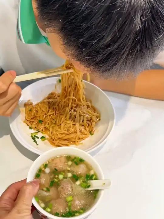 Y早上来不及做早餐,你就试试这个五分钟就能搞定的沙县拌面,面条筋道,酱香浓郁,真的超级好吃