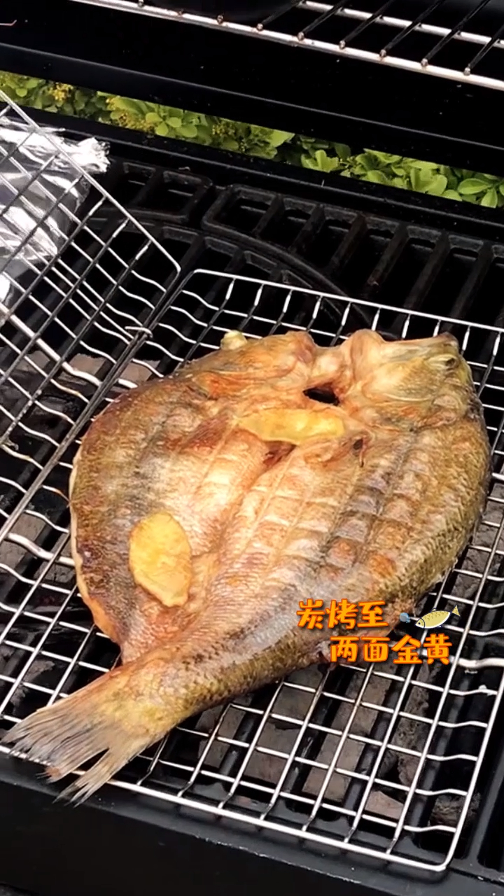 教你在家做秘制烤鱼,炭火烤得又干又香