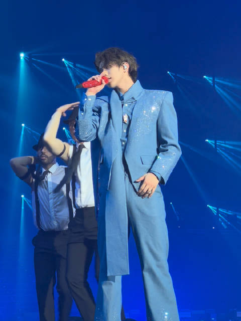 蔡徐坤新歌RIDEORDIE . 蔡徐坤   去没人的岛,摸鲨鱼的脚    拍摄┊autu