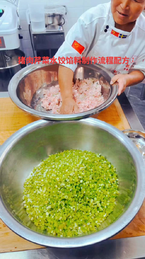 五花肉末五斤,芹菜三斤,十三香8克,盐30克,味精35克,鸡精30克,生姜末20克,鸡蛋5