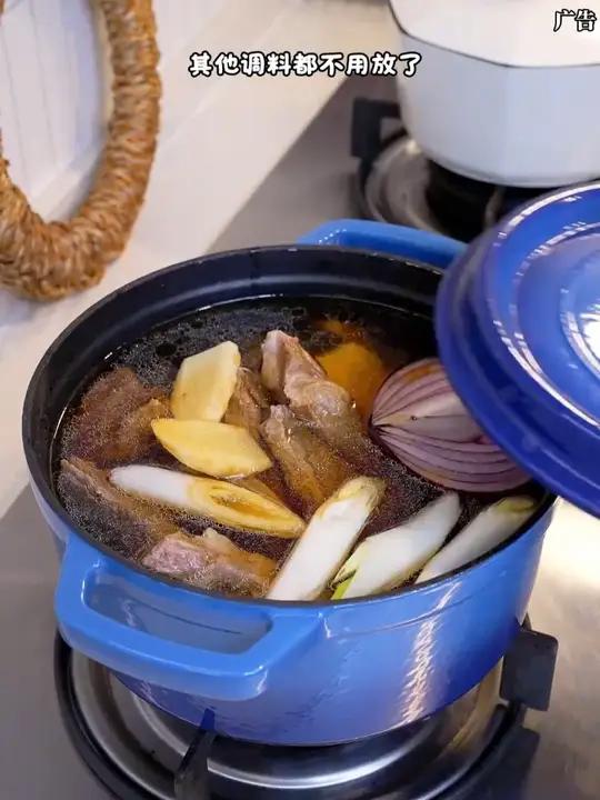 今天又卤了一锅牛肉，就有了一碗超级香的牛肉面，料超足，小朋友说早上吃上一碗真的太幸福了