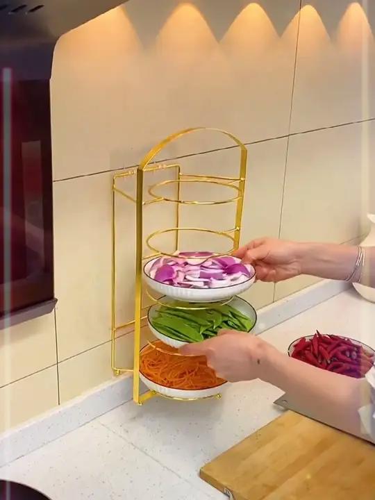 切好的菜终于不用摆的桌上都是啦,用这个壁挂的备菜置物架,多层叠加,节省空间又方便 y