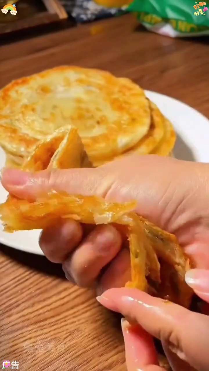 葱油饼 这个葱油饼太好吃了,两分钟的快速早餐就搞定了,简单方便 皇家小虎 早餐饼
