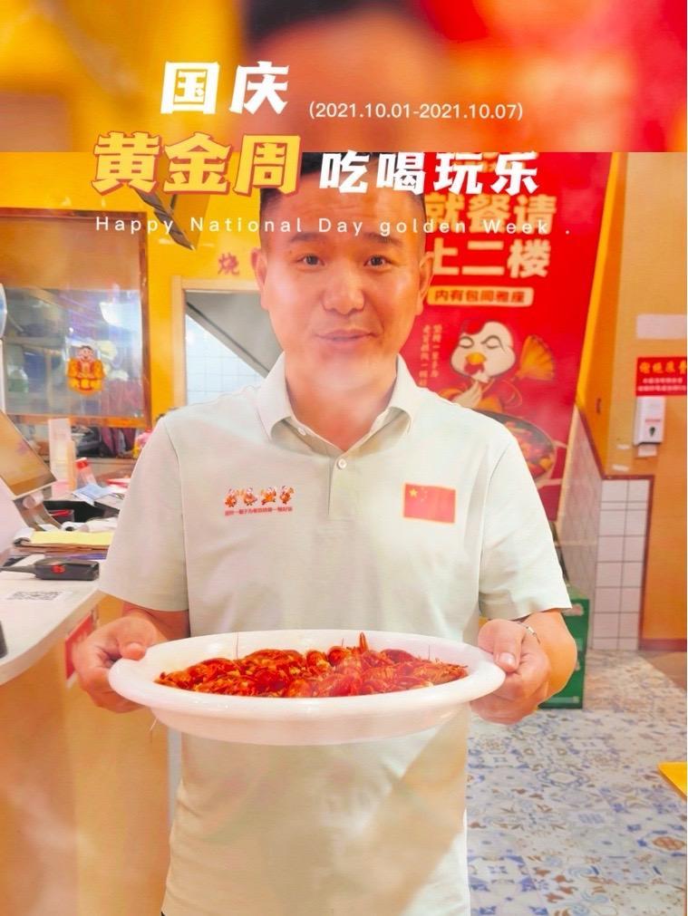 佳节气氛哪里找?傻子张里准没错!现炒鸡肉酱味浓,一口就把馋虫 佳节气氛哪里找?傻子张里准没