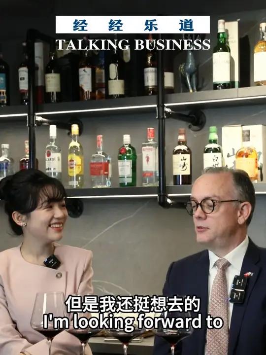 本期经经乐道,中国澳大利亚商会会长冯栢文(Vaughn Barber)化身品酒师,挑战葡萄