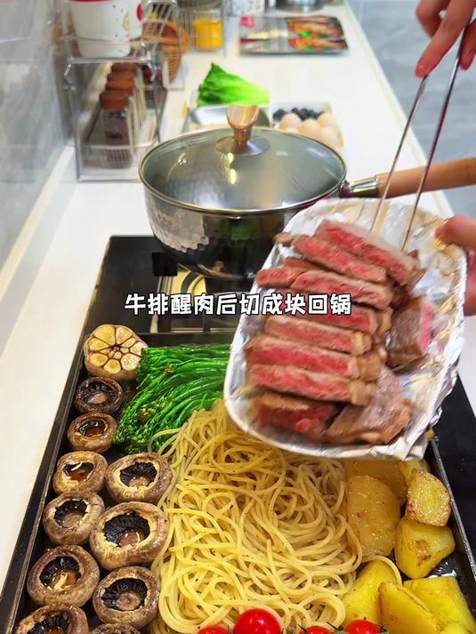 今日菜单 -牛排拼盘 -鸡排恰巴塔 -酸奶碗