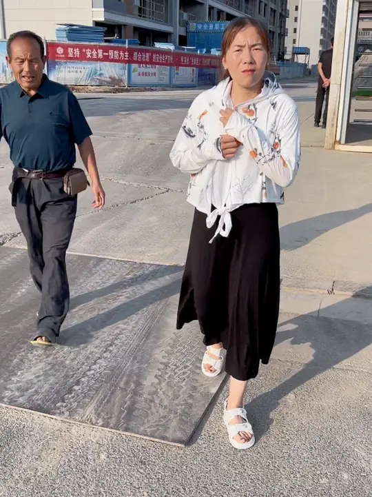 地里忙完后公公让大个带他找活，给出的工资他不满意