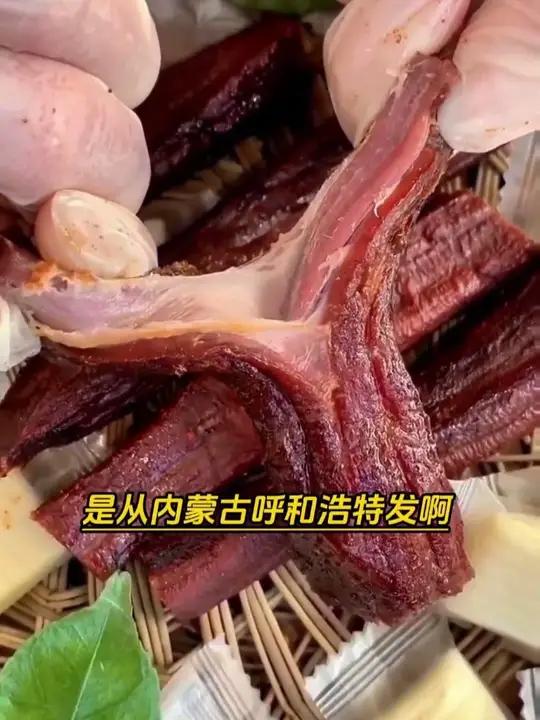特别好吃的风干牛肉干,纯牛肉自热风干,肉质咸香带筋带丝,含有丰富的营养价值,老少皆宜健康零