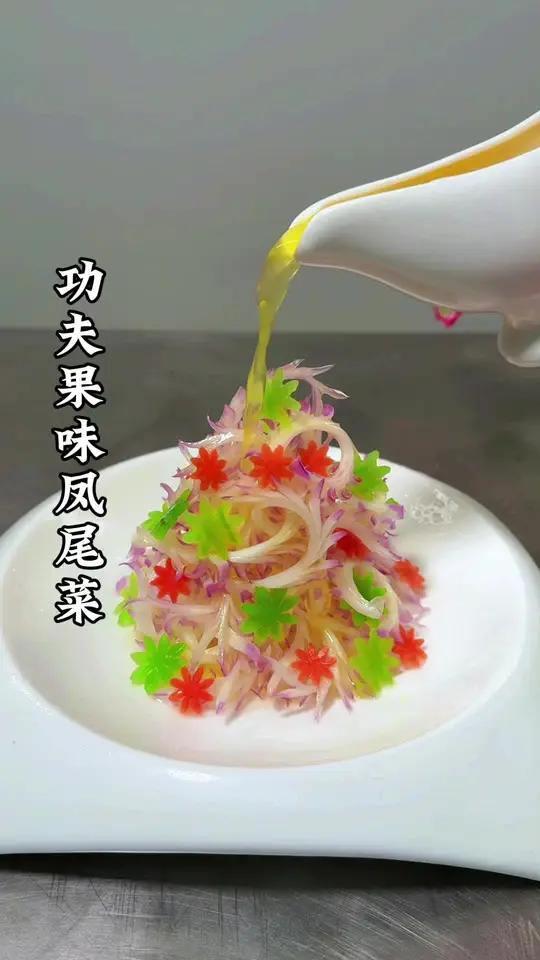 把普通的白菜做出吃不起的样子,搭配果蔬做的小花精致上档次。口感爽口又解腻