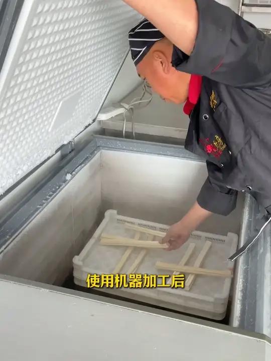 据说现在很多大餐饮连锁店用速冻油条,这台机就是专门做油条的