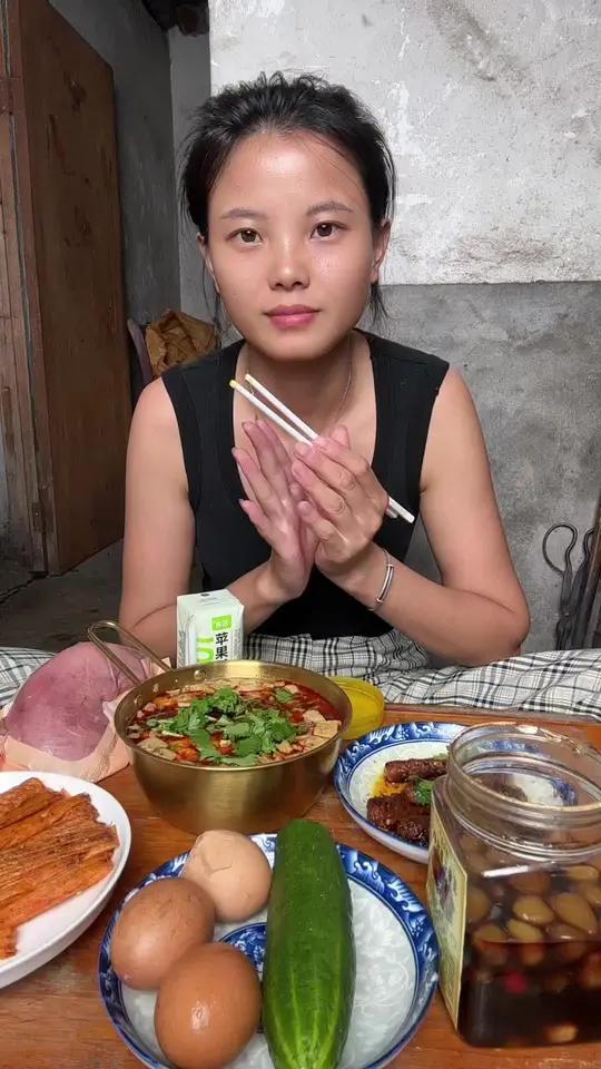在婆家独自一人在厨房吃夜宵的日子真的不要太舒服 夜宵吃什么夜宵生活