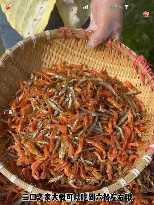 L我真的无法拒绝这样一盘 用辣椒炒的小鱼小虾,吃起来鲜美不苦,而且越嚼越香,真的超级好吃,