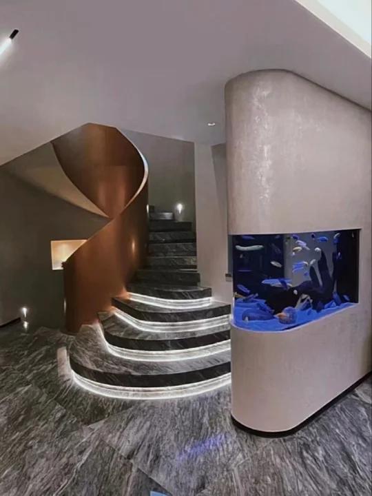 楼梯口的子弹头u型鱼缸设计 异形弧形鱼缸