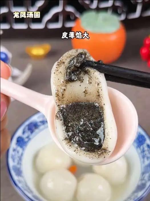 天气越来越冷了,早餐就要吃点热乎乎的汤圆,就这个龙凤老品牌的汤圆,味道好极了,有鲜肉和黑芝