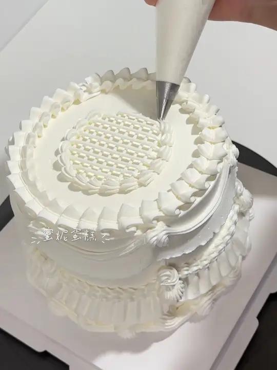 纯色蛋糕制作过程 蛋糕打花边过程 蛋糕 裱花蛋糕