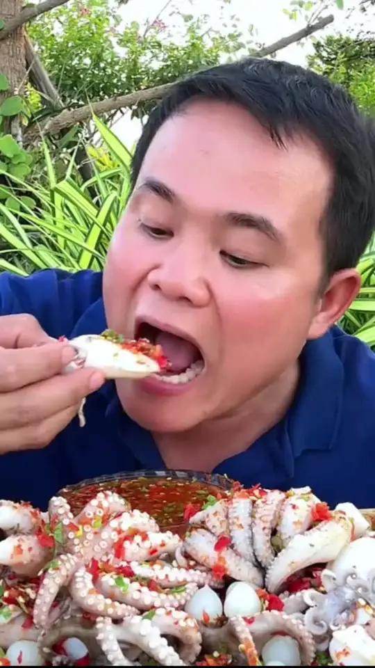 鲜辣剁椒凉拌小墨鱼仔大墨鱼须 泰国主播吃美食视频泰国有哪些神奇美食泰式凉拌海鲜视频泰国大叔