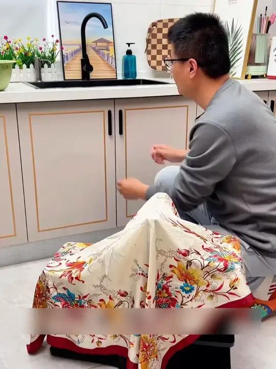 在厨房柜子里放个多层锅架,家里大大小小的锅具都能整齐收纳 在厨房柜子里放个多层锅架,家里大