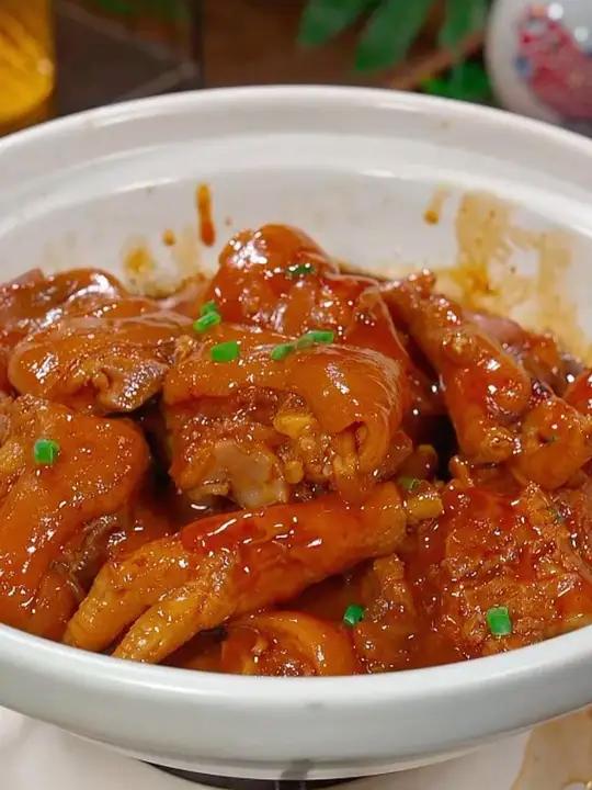 这个黏糊糊，糯叽叽的猪蹄鸡爪煲味道真是绝了，猪蹄软烂入味，就连汤汁拌米饭都香迷糊了