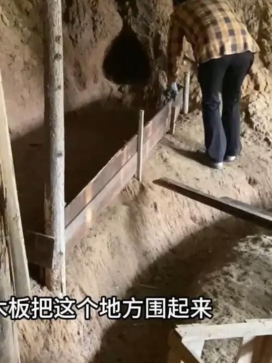 母鸡开始下蛋了,和妈妈一起给母鸡做鸡窝下蛋用