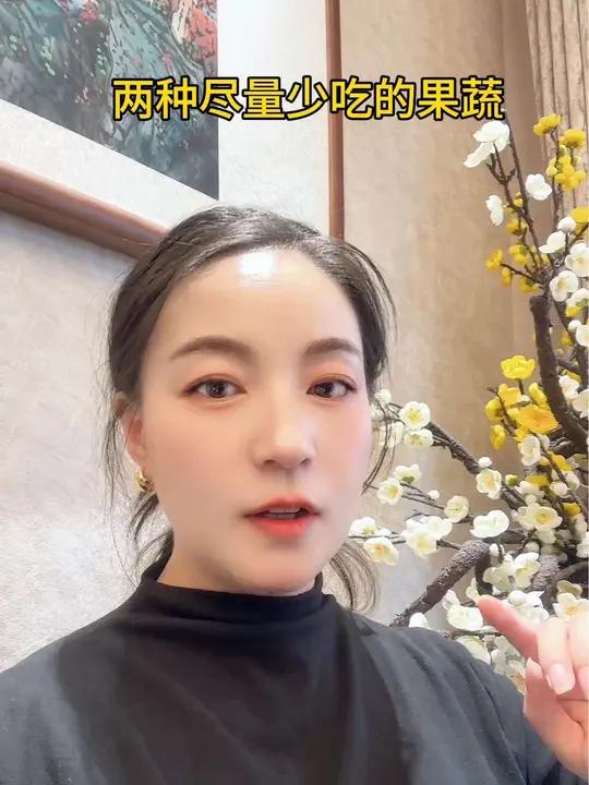 所有的瓜果蔬菜里边,两个东西少吃啊,第一个就是万毒之王草莓。我们在大街上曾经买过一盒一盒的