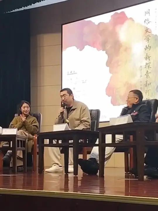 南派三叔 在 浙江大学 讲座时称“吴邪母校是浙大”,考浙大的理由又多了一个。吴邪 盗墓笔记