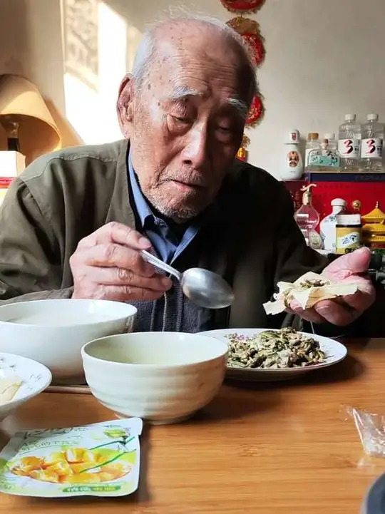 今天早餐,新搭配,大饼卷香椿炒鸡蛋