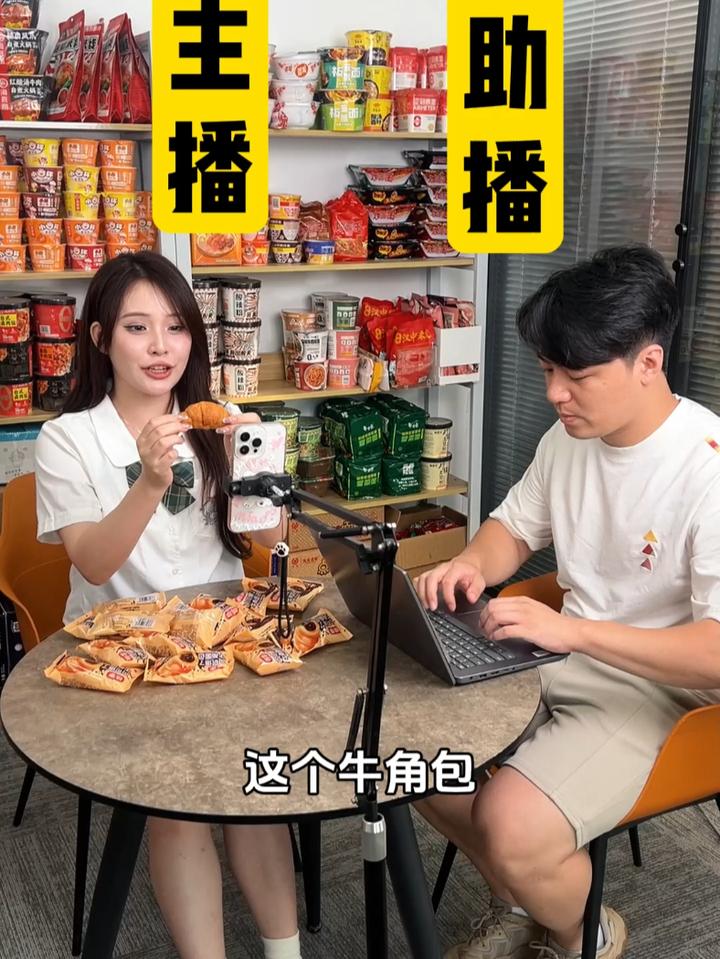 松软的,牛角包 裹着满满的巧克力酱,一口就爆浆