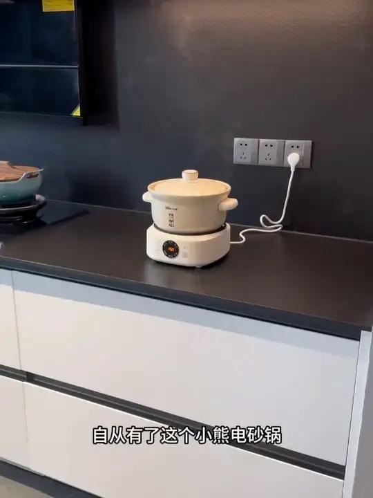 有了这个小熊电砂锅,煮粥煲汤再也不用盯着火了,三升的大容量能预约还能保温小熊快炖砂锅砂锅推