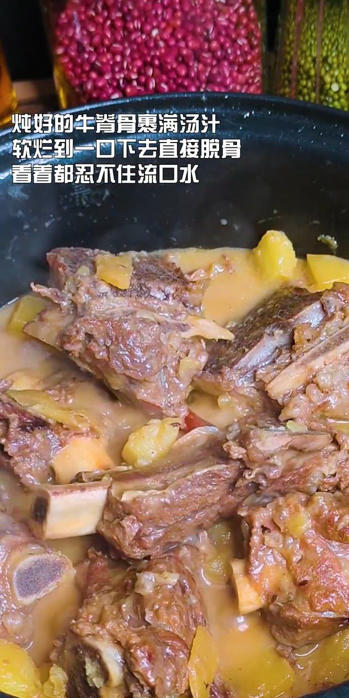 美食怎么做 教你牛排骨炖土豆的做法,排骨入味土豆软烂,汤汁下饭超好吃!「色」「色」