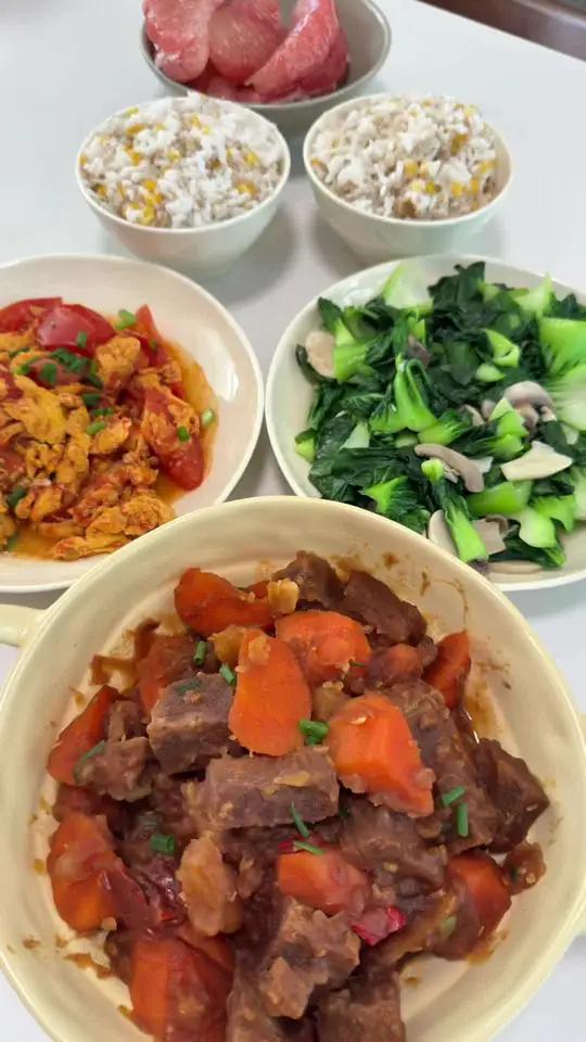 今天跟我女朋友生活化减脂吃的是土豆烧牛肉，番茄炒鸡蛋，青菜炒蘑菇，加上两碗玉米饭，饭后水果