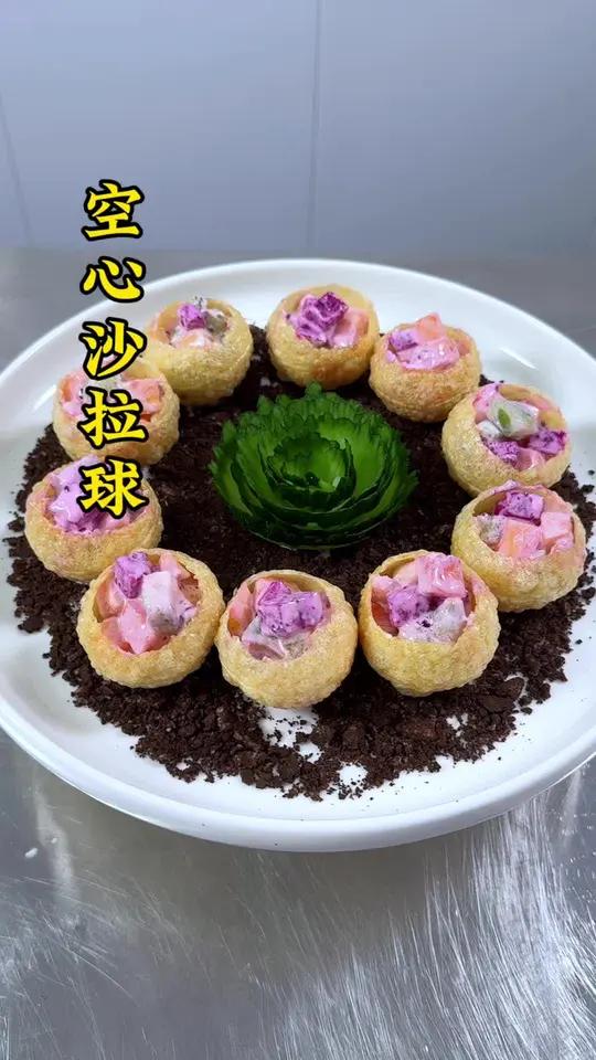 这样做的空心球可以装水果蔬菜沙拉或者各种菜品,制作简单方便,有造型又有档次。美食 冷菜 花
