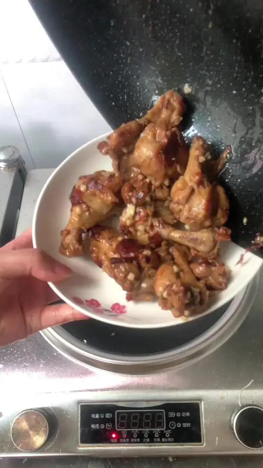 家里吃不完的蒜可以这样保存,今天鸡腿蒜蓉酱 吵青菜好吃到根本停不下来在家做美食美食家常菜种