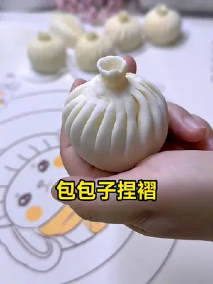 包包子这样捏褶又长又深,根根分明,姐妹们没事儿拿块儿面练练哦