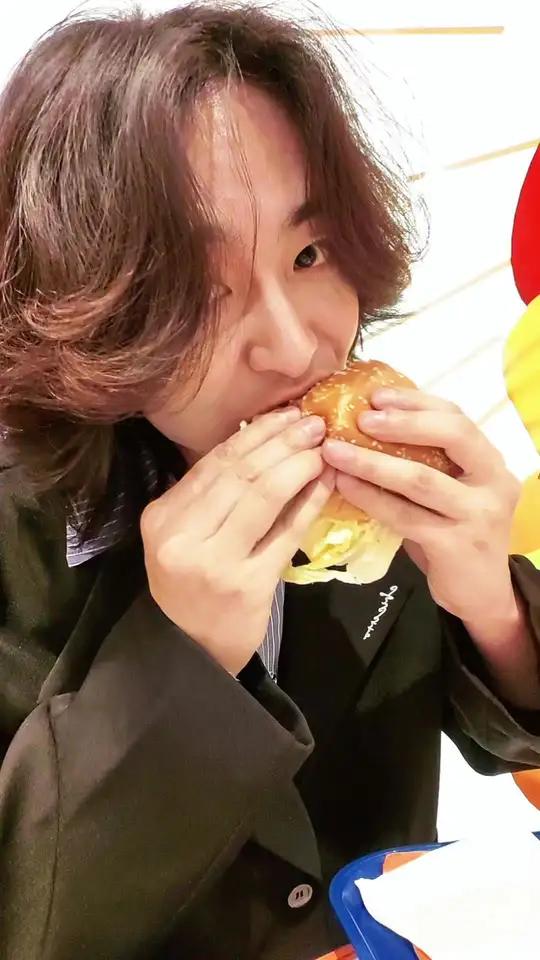 49.9能吃到五个双层汉堡和两杯,狠霸王必选,汉堡咱选双层的大个的,主打就是一个不能亏!汉