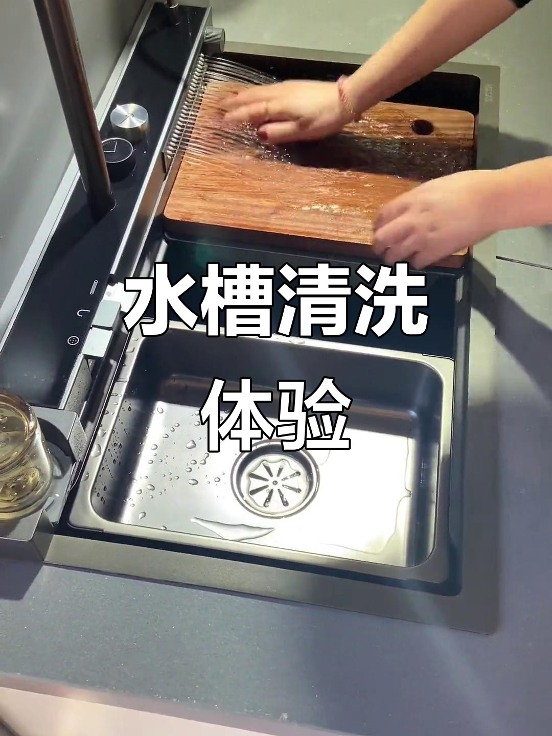 厨房水槽实拍:飞雨水槽洗菜更方便