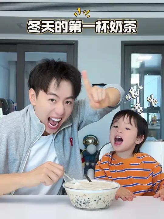 父子挑战冬至新吃法“汤圆+奶茶”