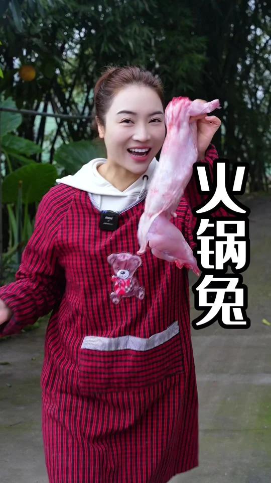 过年煮个兔火锅,兔肉又嫩又滑,吃完兔肉又煮点喜欢的荤素菜,这个火锅汤底真的太安逸了～