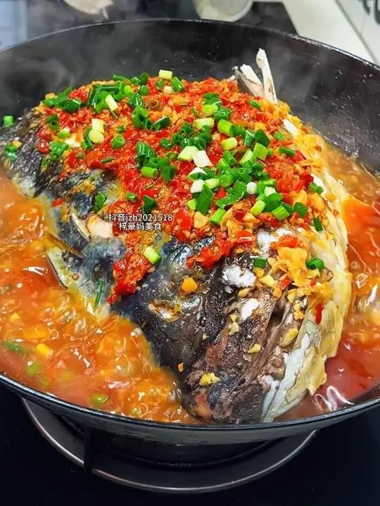 不加一滴水的剁椒鱼头有多香 汤汁拌米饭都能吃几碗