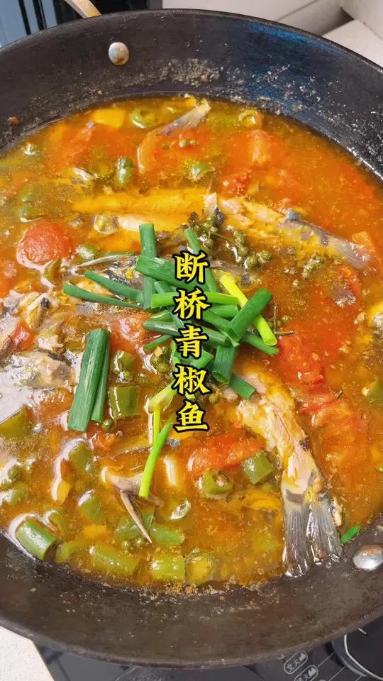 就是这个青椒鱼吃起来椒麻鲜香再配上灵魂蘸水真的绝了