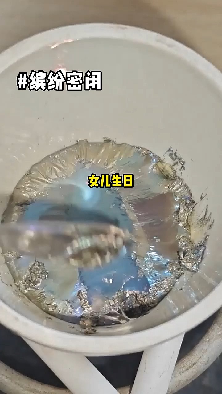 女儿生日,她将最大的蛋糕给了家教老师,最小的蛋糕给了我