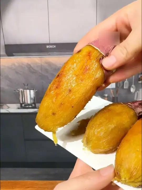 刚烤出来的榴莲蜜薯滋滋冒油软糯香甜好吃到停不下来